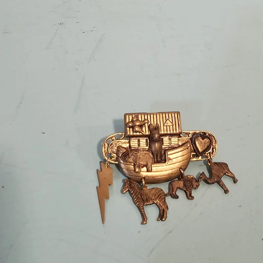 Vintage metal Noah's Ark pin